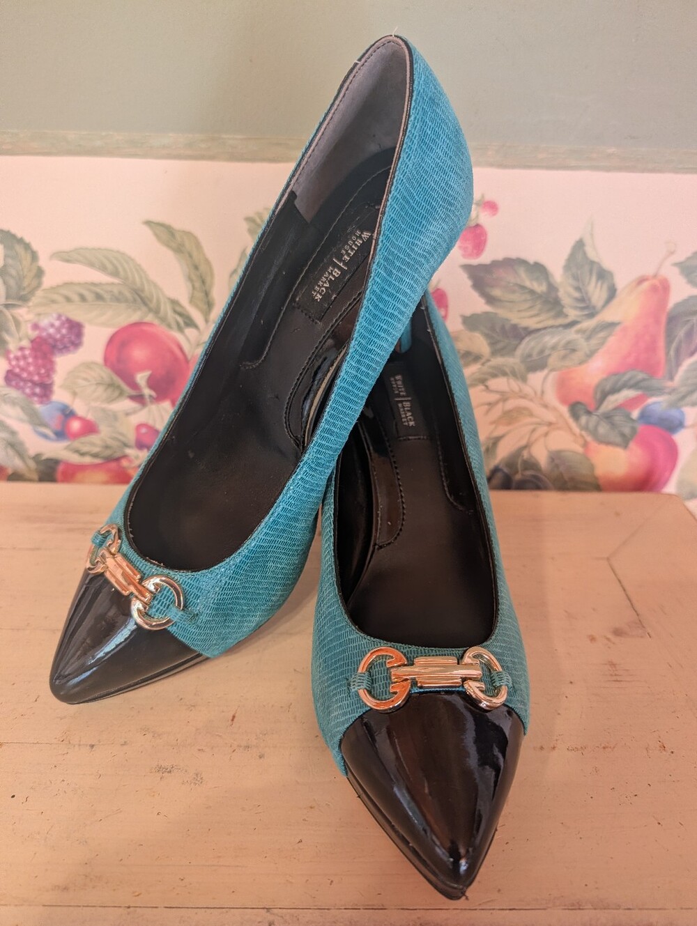 White House Black Market Turquoise & Black Leather Heels Gold Hardware Sz 8 M